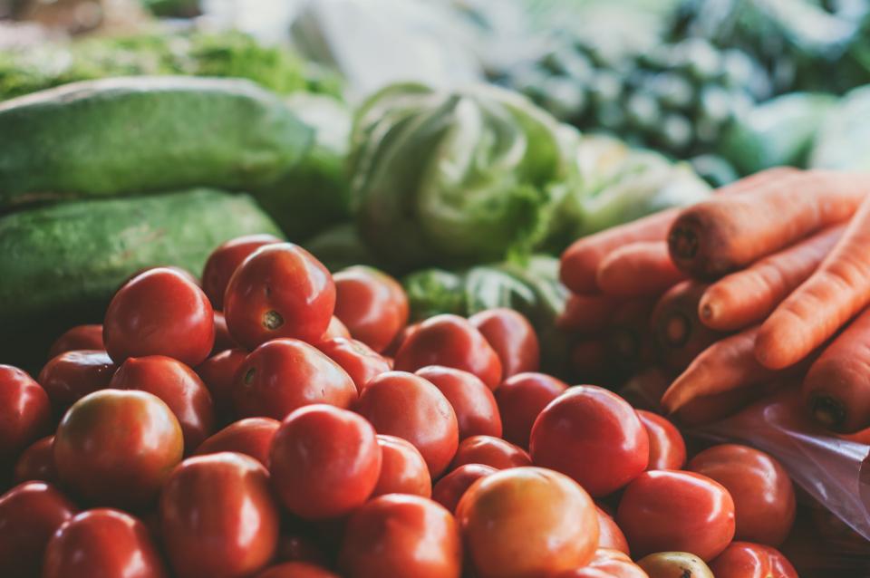 Ingredientes frescos separados sobre una mesa