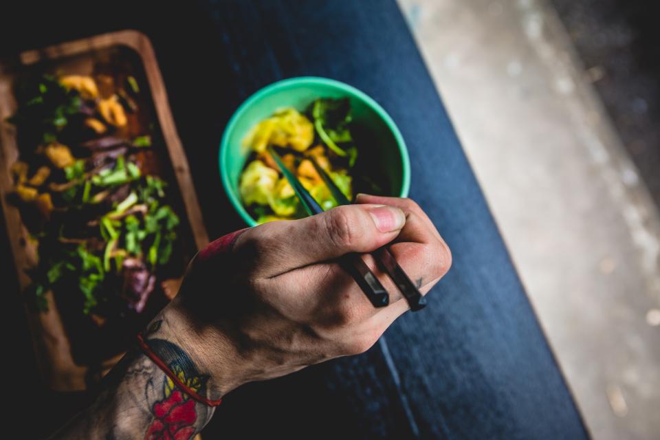 Plato de verduras, legumbres y proteína